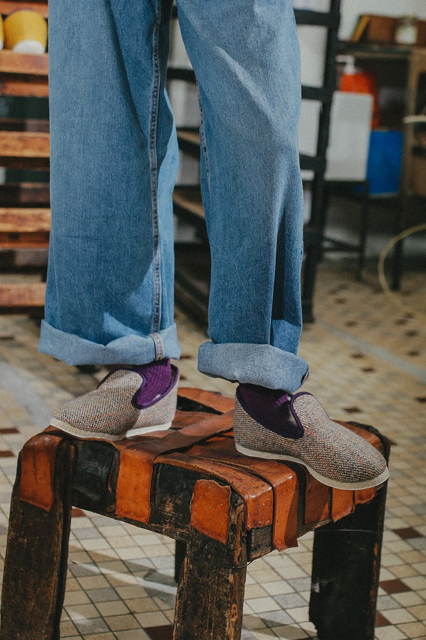 Chaussons Classiques portées sur un tabouret